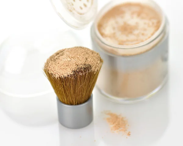 Polvo y cepillo de maquillaje — Foto de Stock
