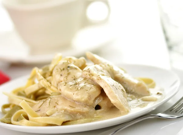 Pollo con pasta agli spinaci — Foto Stock