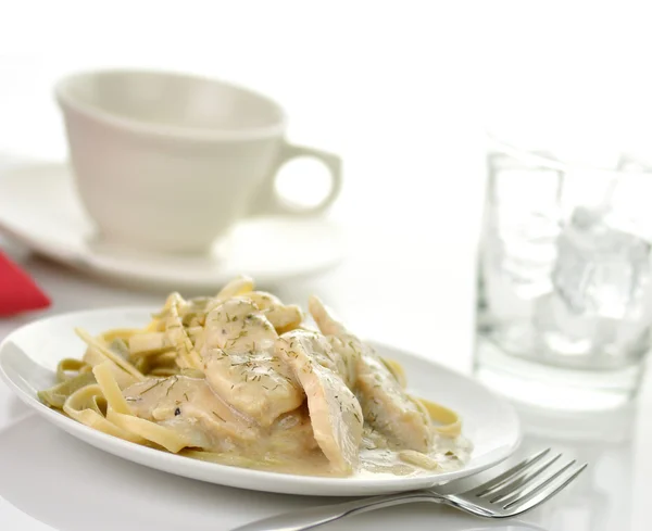 Tavuk ve ıspanak pasta yemek — Stok fotoğraf