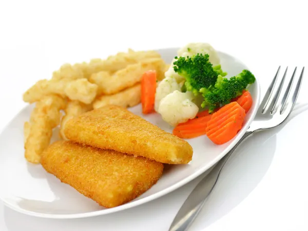 Filety rybne smażone ziemniaki i warzywa — Zdjęcie stockowe