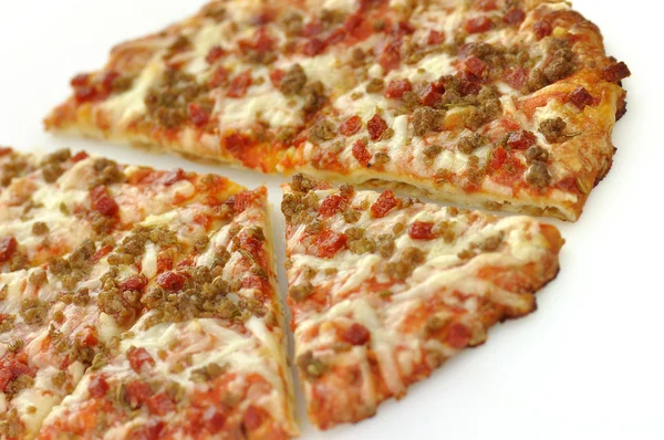 Mini pizza s klobásou a feferonkami — Stock fotografie
