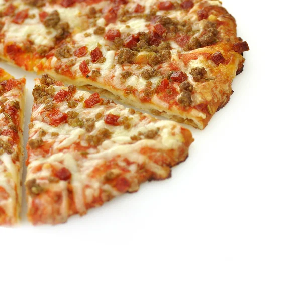 Minipizza makkaralla ja pepperonilla — kuvapankkivalokuva