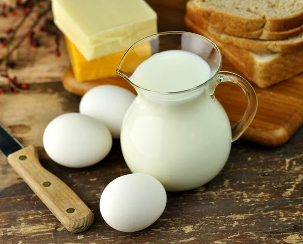 Milchprodukte und frische Eier — Stockfoto