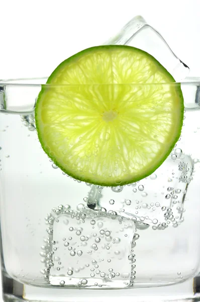 Iced drink with lemon , close up — Stock Photo, Image