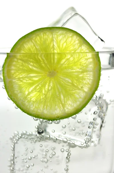 Iced drink with lemon , close up — Stock Photo, Image