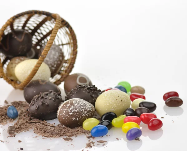 Uova di cioccolato e caramelle — Foto Stock