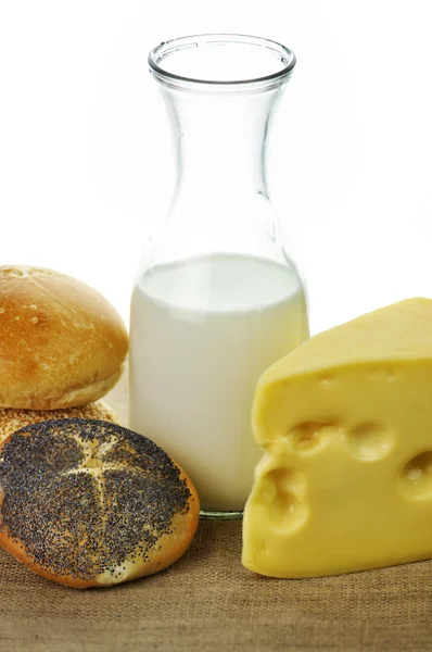 Garrafa de leite, queijo e rolos frescos — Fotografia de Stock