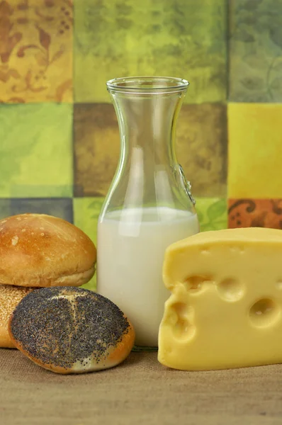 Milchflasche, Käse und frische Brötchen — Stockfoto
