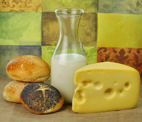 Bouteille de lait, fromage et petits pains frais — Photo