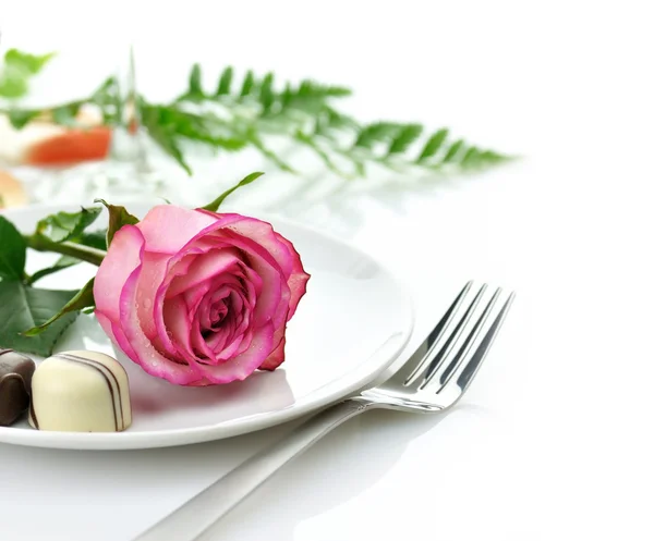 Rosa e caramelle su un piatto — Foto Stock