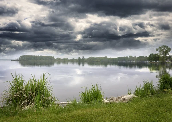 Озеро и драматичное небо — стоковое фото