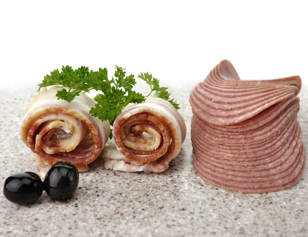 Surowy boczek i salami — Zdjęcie stockowe
