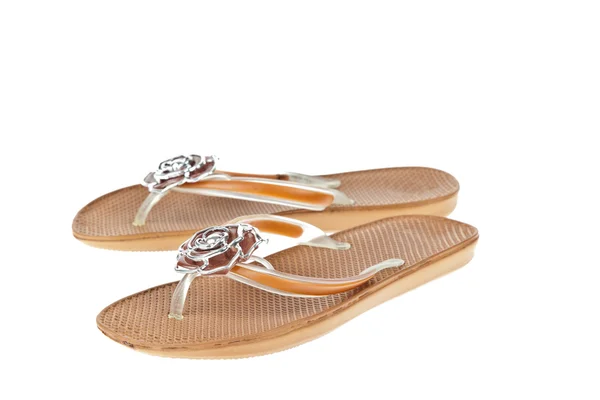 Beyaz zemin üzerine çiçekli kahverengi flip-flop beach Ayakkabı — Stok fotoğraf