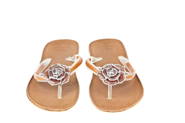 白色背景上的花朵与棕色人字拖鞋沙滩鞋 — 图库照片