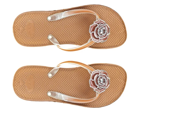 Коричневые шлепанцы пляжные туфли с цветами на белом фоне — стоковое фото