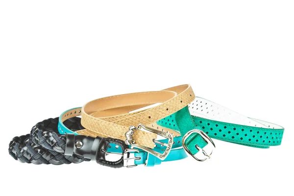 Colorido grupo de cinturones de moda sobre fondo blanco —  Fotos de Stock