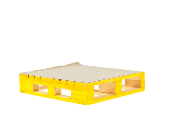 Beyaz zemin üzerine sarı ahşap palet — Stok fotoğraf