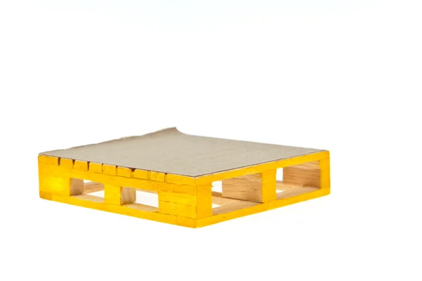 Paleta amarela de madeira no fundo branco — Fotografia de Stock