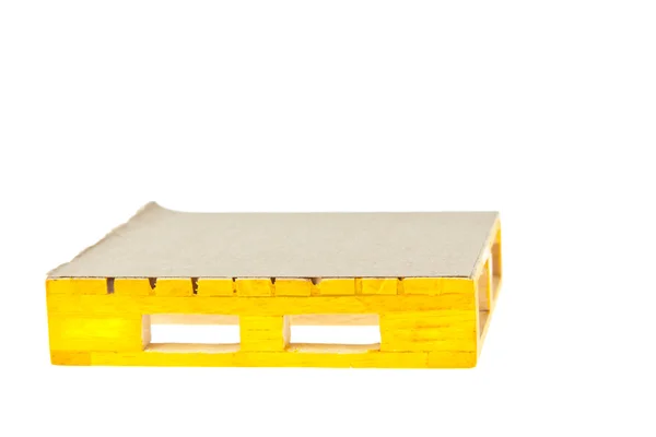 Paleta amarilla de madera sobre fondo blanco — Foto de Stock