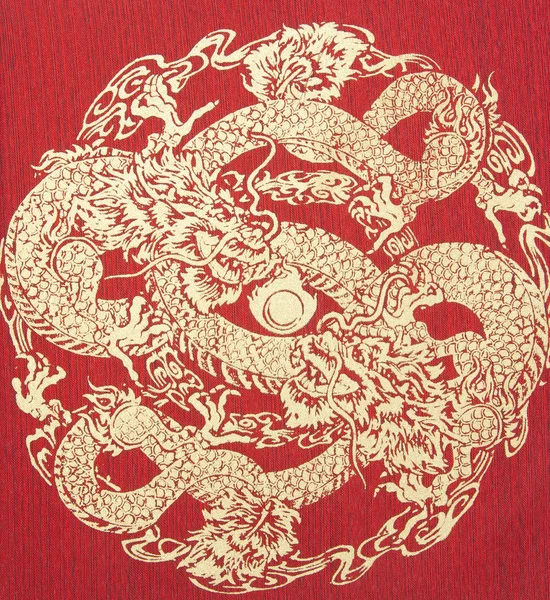 Абстракция, золотой дракон на шелке — стоковое фото