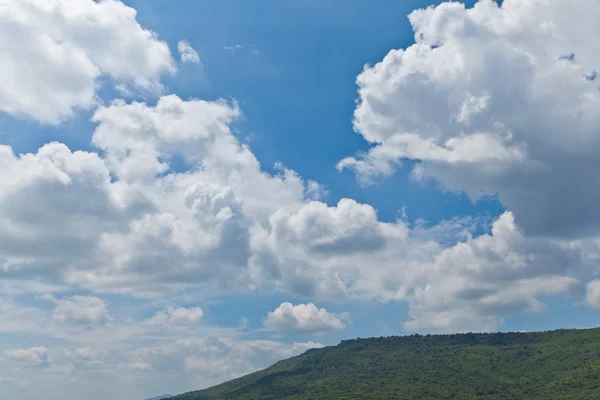 小さな山の上に空 — ストック写真