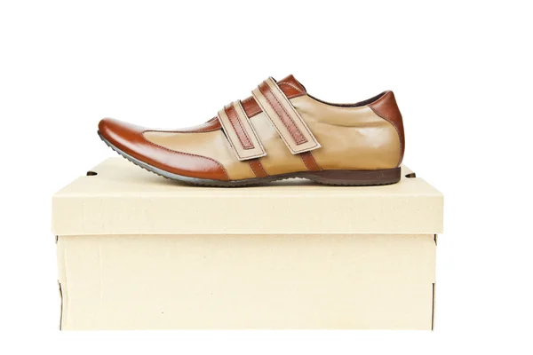 Мужская обувь на коробке — стоковое фото