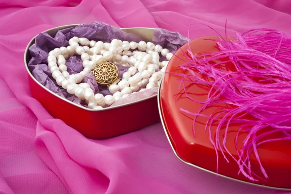 핑크 바탕에 하트 모양의 상자에 진주 — 스톡 사진