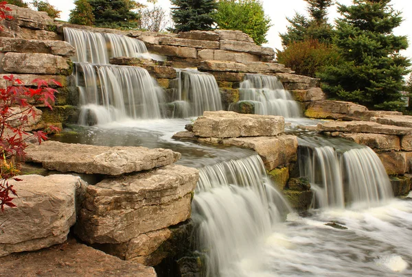 Красивый водопад в парке — стоковое фото