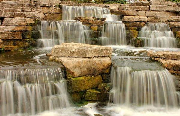 Hermosa cascada en el parque —  Fotos de Stock