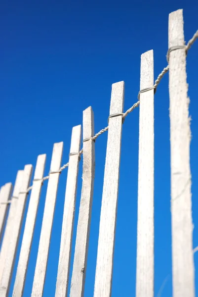 Очищенный деревянный забор — стоковое фото