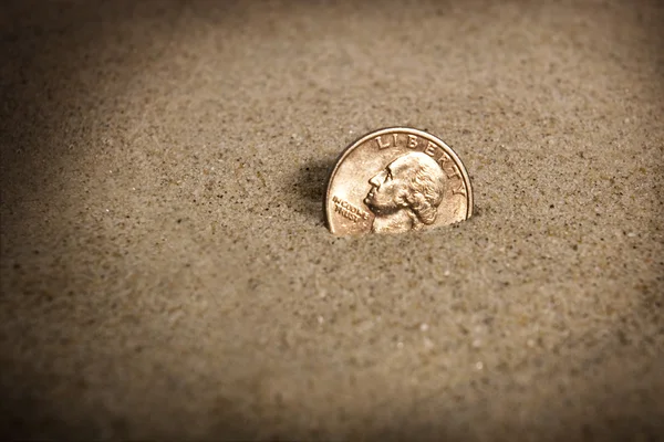 Verlorene Dollarmünze im Sand am Strand — Stockfoto