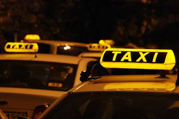 Taxi s czekają w kolejce — Zdjęcie stockowe