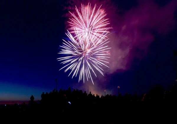 Twee vuurwerk uitbarsting met menigte bij nacht — Stockfoto