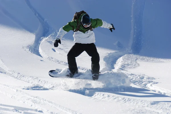 Νεαρό αρσενικό snowboarder άλμα — Φωτογραφία Αρχείου