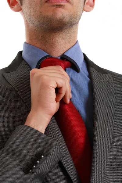 Üzletember igazítja a nyakkendőjét. — Stock Fotó
