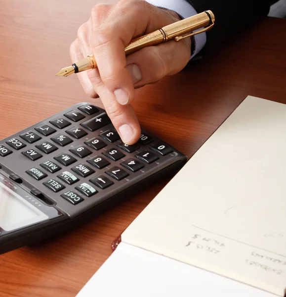 Homem de negócios usando uma calculadora — Fotografia de Stock