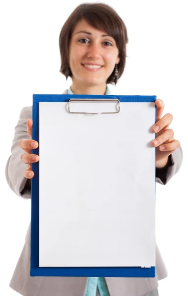 Empresária segurando uma folha de papel em branco — Fotografia de Stock