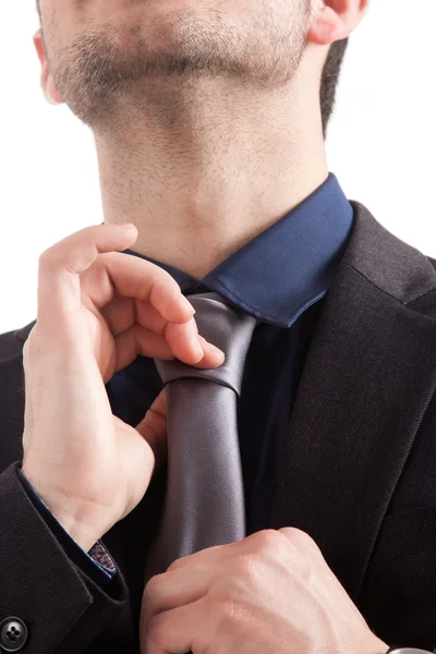 Affärsman justera slips — Stockfoto