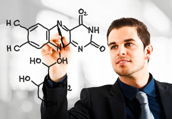 Wetenschapper tekening een chemische formule — Stockfoto