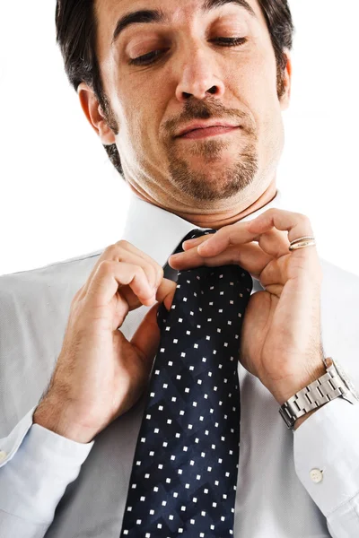 Бизнесмен настраивает галстук — стоковое фото