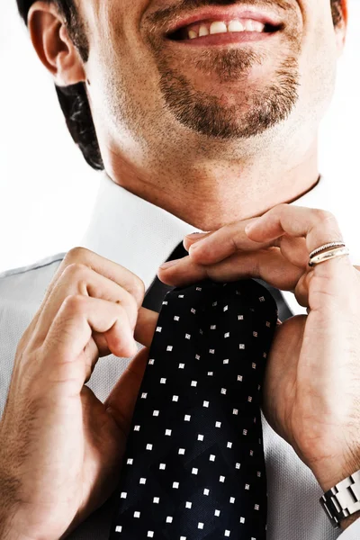Affärsman justerar sin slips — Stockfoto