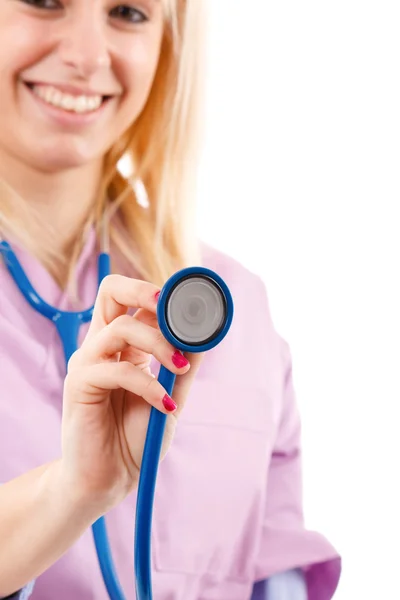 Jeune infirmière tenant un stéthoscope — Photo