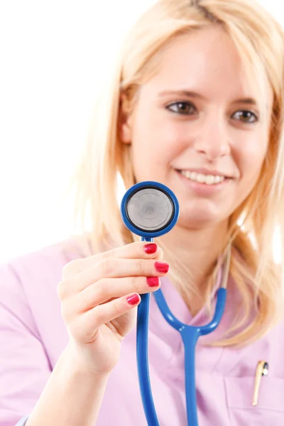 Молодая медсестра держит стетоскоп — стоковое фото