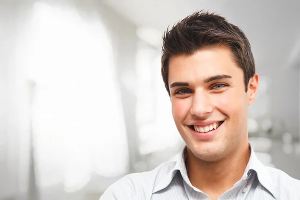 Молодой бизнесмен улыбается — стоковое фото