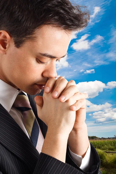Jonge man bidden — Stockfoto