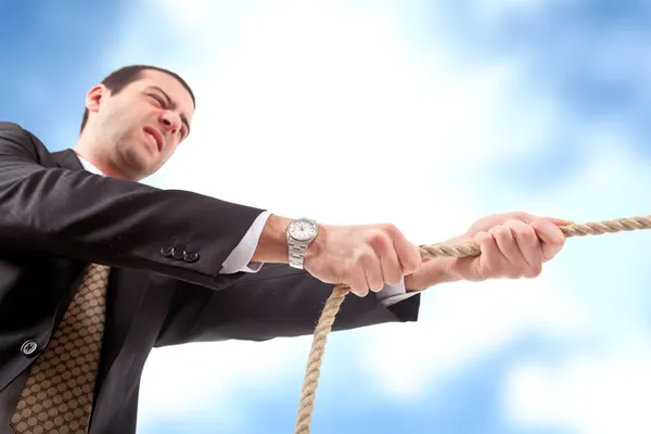 Homme d'affaires tirant une corde — Photo
