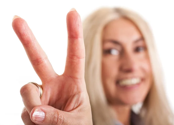 Žena ukazuje znamení "vítězství" — Stock fotografie