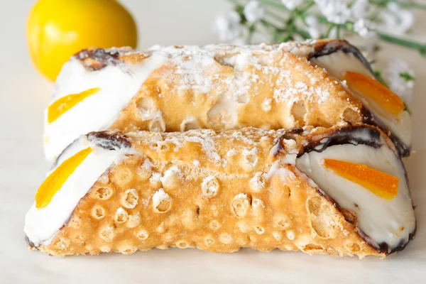 Typisch italienisches Dessert namens "Cannolo"" — Stockfoto