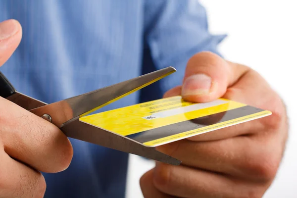 Tijeras cortando una tarjeta de crédito — Foto de Stock