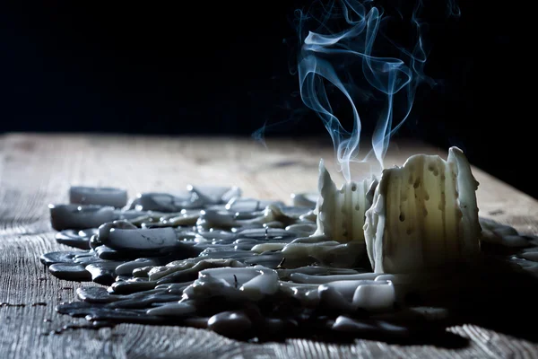 Fumo azul com velas na prateleira de madeira — Fotografia de Stock